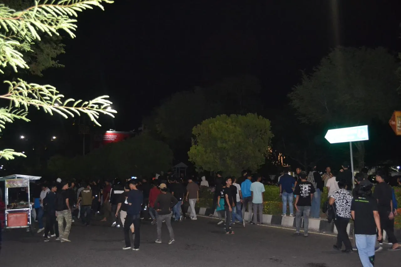 Demonstrasi di DPRA Pecah setelah Maghrib