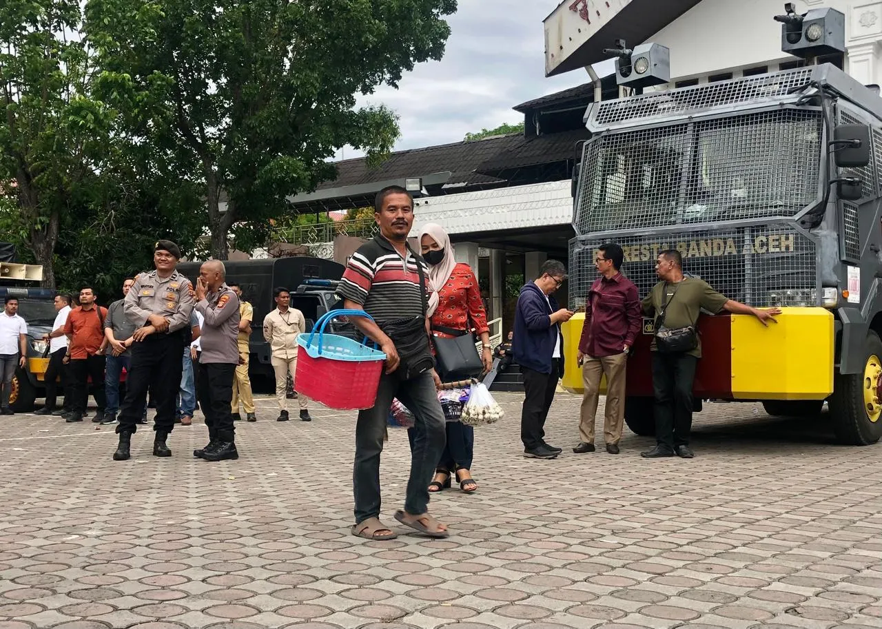 Momen Menarik, Demo di Gedung DPRA Jadi Berkah bagi Pedagang Kecil