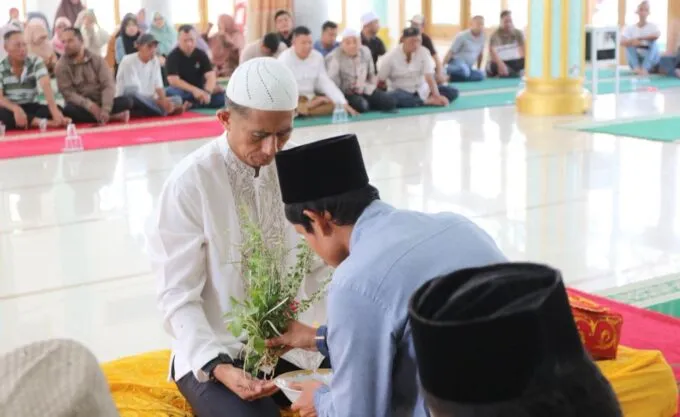 Warga Lampaseh Kota Peusijuek Kapolda Aceh Brigjen Pol Marzuki Ali Basyah