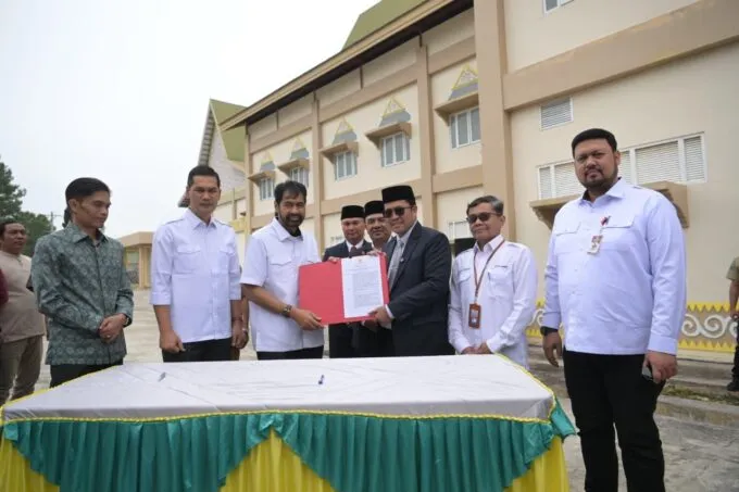 Mualem Serahkan Aset RS Regional Aceh Tengah