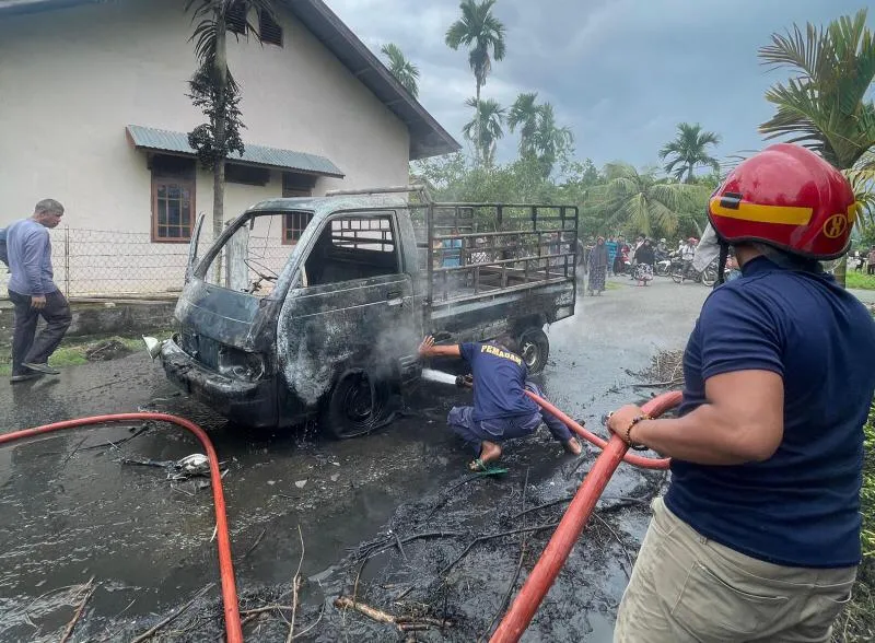 Api Tiba-Tiba Muncul di Bawah Kursi Sopir, Mobil Pick Up Ludes Terbakar