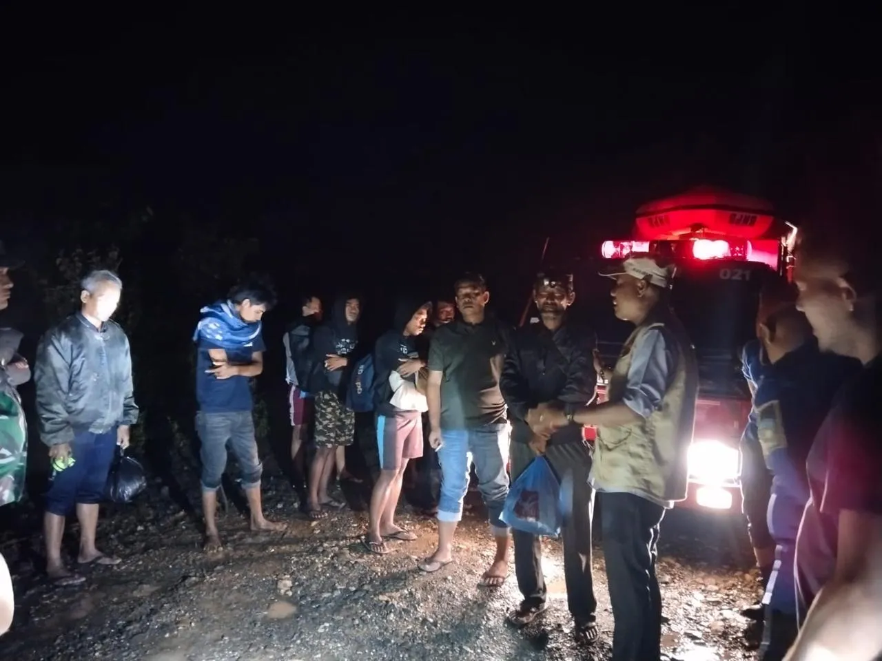 Terjebak di Bedeng Saat Sungai Meluap, 14 Pekerja Diselamatkan