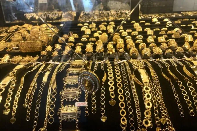 Sempat Melonjak Tajam, Harga Emas Mulai Turun Kembali