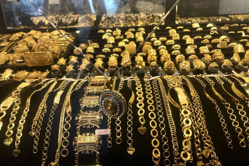 Sempat Melonjak Tajam, Harga Emas Mulai Turun Kembali