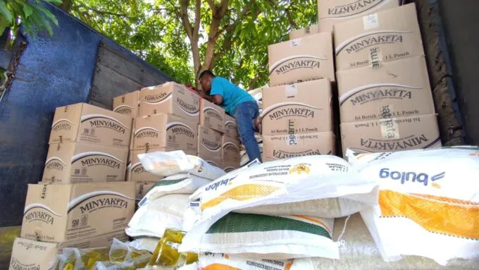 Pemko Banda Aceh dan Bulog Salurkan Bantuan Pangan, 9.996 Keluarga Terima Beras dan Minyak Goreng