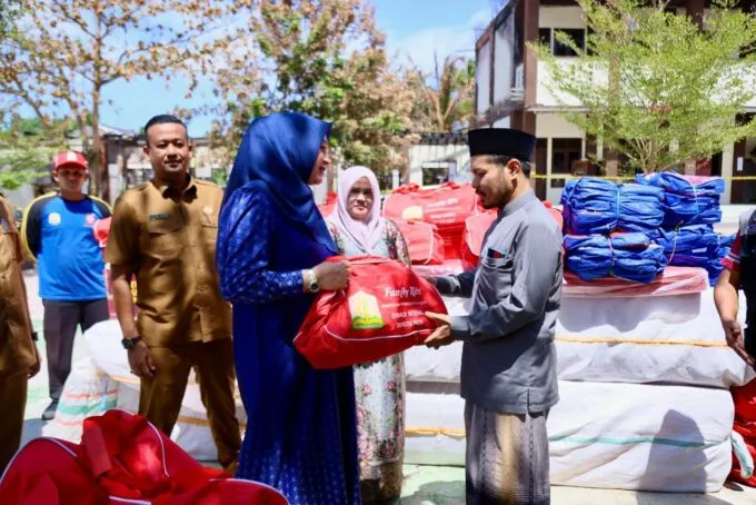 Kak Na Silaturrahmi dan Salurkan Bantuan ke Dayah Babul Maghfirah