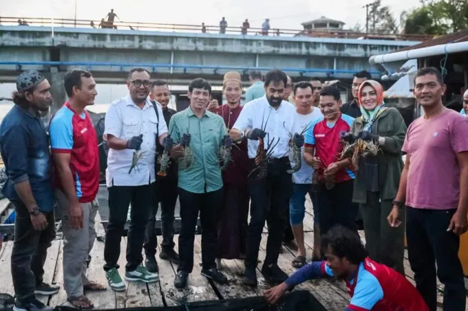 Mualem Panen Lobster dan Sholat Berjama'ah di Keramba Nelayan