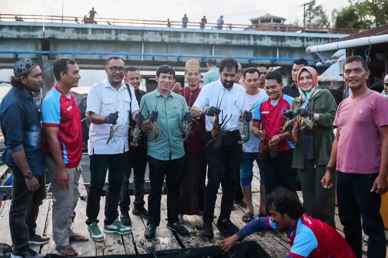 Mualem Panen Lobster dan Sholat Berjama'ah di Keramba Nelayan