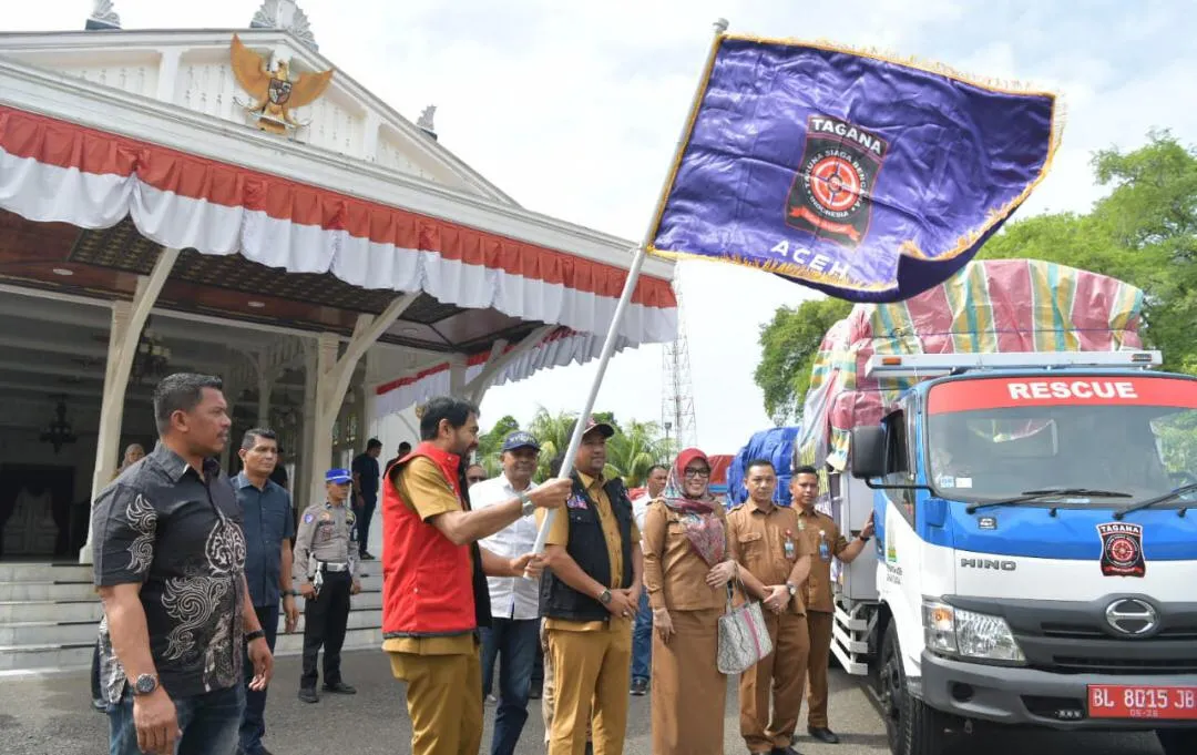 Mualem Salurkan Bantuan Kesiapsiagaan Bencana ke 10 Kabupaten