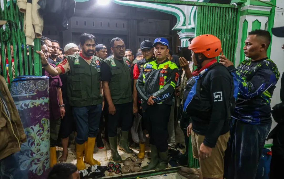 Mualem Tinjau Titik Pengungsi di Pidie