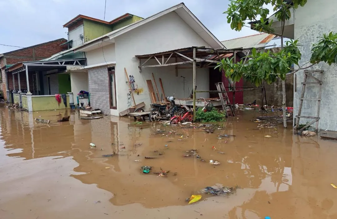Akibat Banjir, Telur dan Minyak Curah Kosong dari Pasar Lambaro