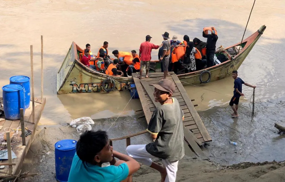 Jalur Darurat Jadi Andalan, Warga Tetap Menyeberang Meski Dibalut Rasa Cemas