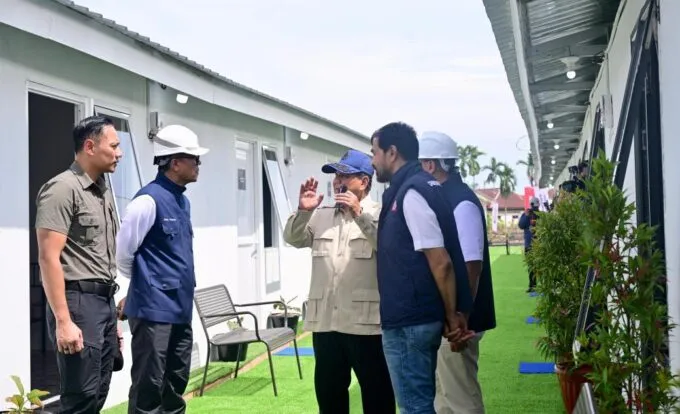 Mualem Dampingi Presiden Tinjau Hunian Sementara Korban Bencana di Aceh Tamiang