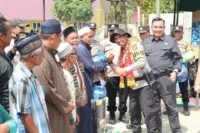 Kapolda Aceh Serahkan 300 Kasur dan Dana Tunggu Hunian untuk Korban Bencana di Ketambe