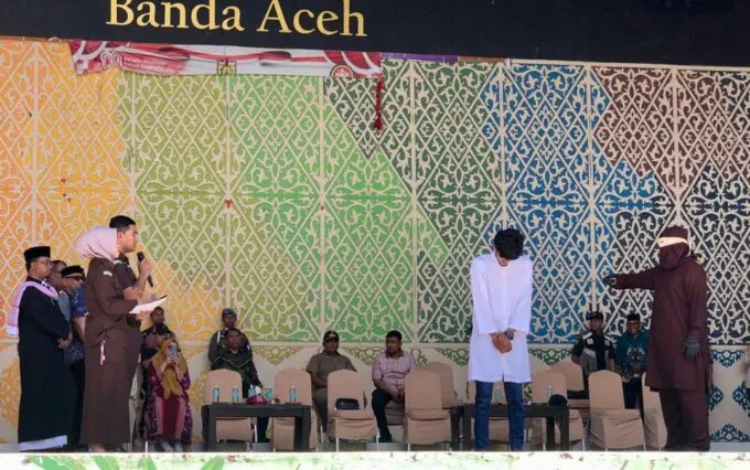 Langgar Qanun Jinayat, Dua Terpidana Ikhtilat Dicambuk di Bustanussalatin