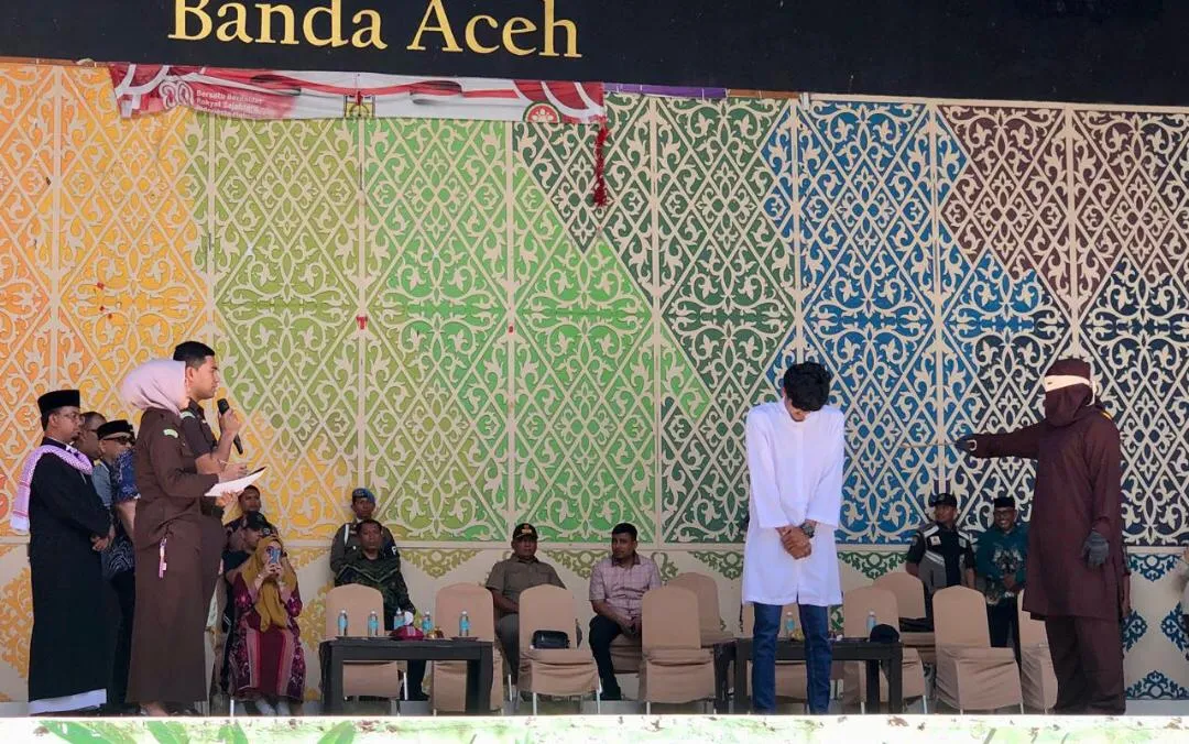 Langgar Qanun Jinayat, Dua Terpidana Ikhtilat Dicambuk di Bustanussalatin