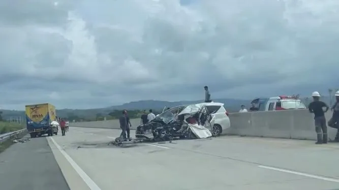 Innova Reborn Tabrak Truk Kargo di Tol Sibanceh, 1 Orang Tewas