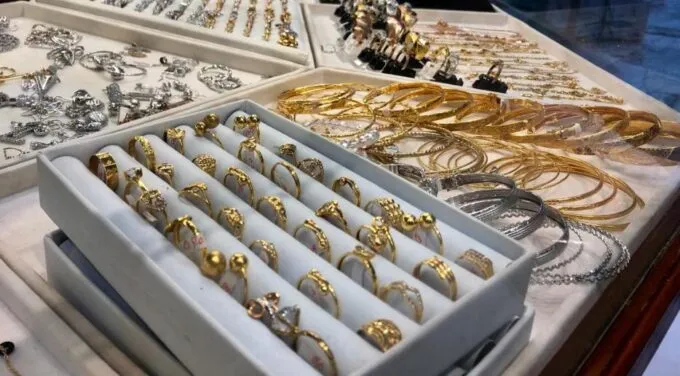 Harga Emas Perhiasan Naik Tajam Jadi Rp9,1 Juta per Mayam