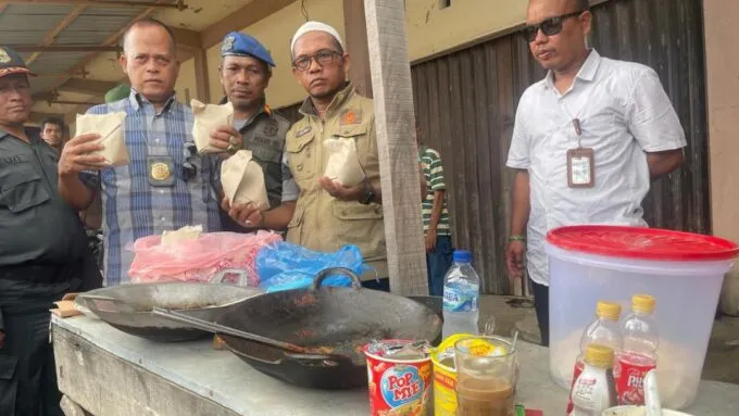 12 Orang Kedapatan Makan dan Merokok di Warung Kawasan Lambaro