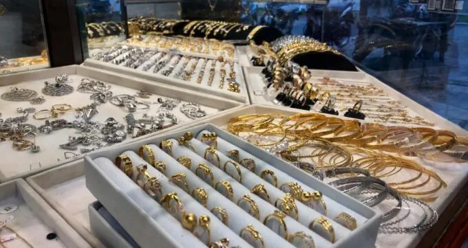 Harga Emas Kembali Turun