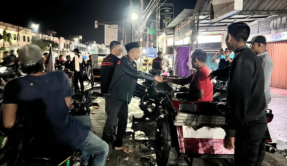 Muda Seudang Lhokseumawe Berbagi Saat Sahur, Sasar Petugas Kebersihan hingga Abang Becak