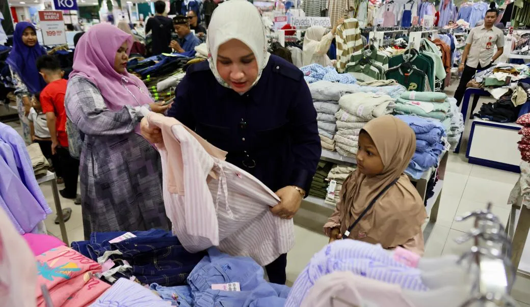 Cara Kak Na Berbagi Kebahagiaan, Ajak Anak Yatim Belanja Baju Lebaran di Plaza Aceh