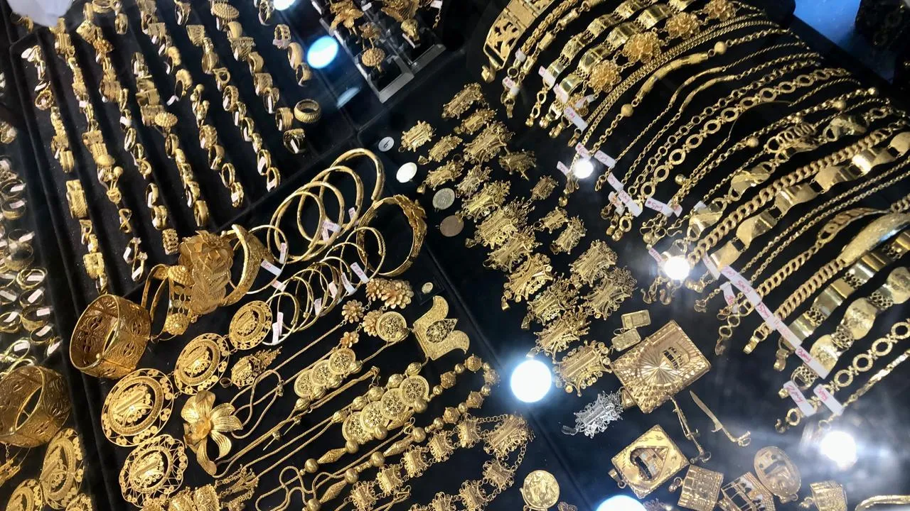 Jelang Lebaran, Harga Emas Perhiasan Turun ke Rp8,35 Juta per Mayam