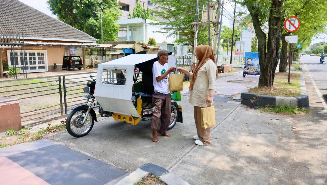 Kak Na Mualem Keliling Kota Bagi-Bagi Daging Meugang