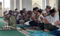 Akhiri Ramadhan, Dek Fadh dan Tito Salat Jumat di Aceh Tamiang