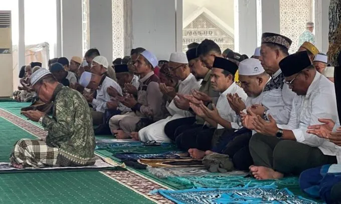 Akhiri Ramadhan, Dek Fadh dan Tito Salat Jumat di Aceh Tamiang