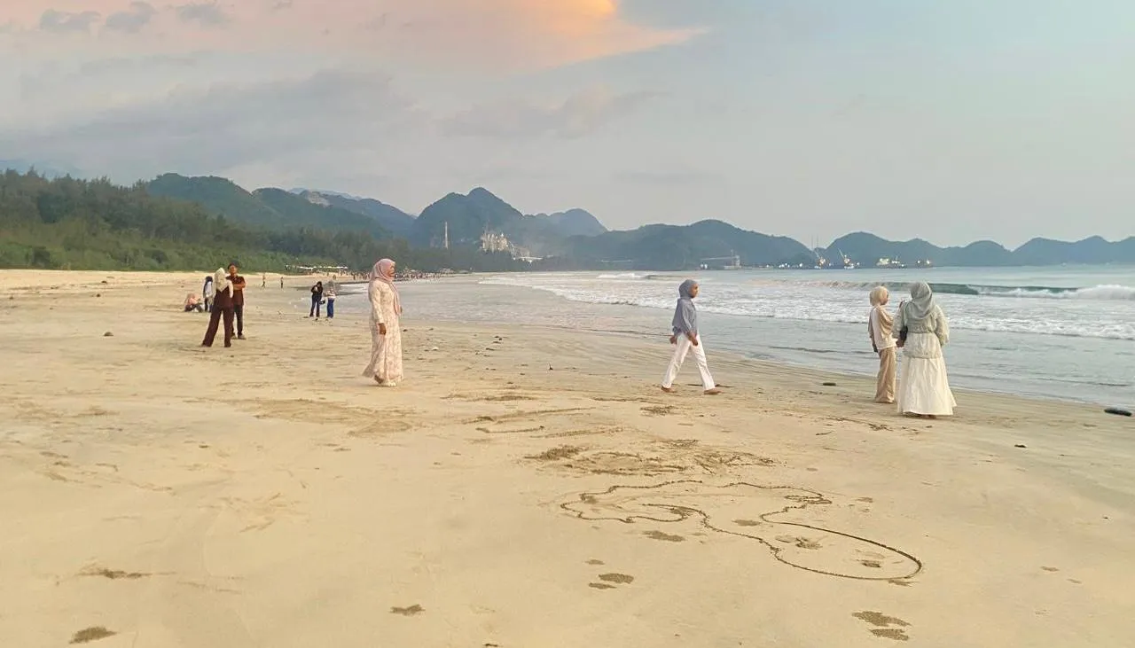 Pantai Lampuuk Dipadati Wisatawan Saat Libur Lebaran