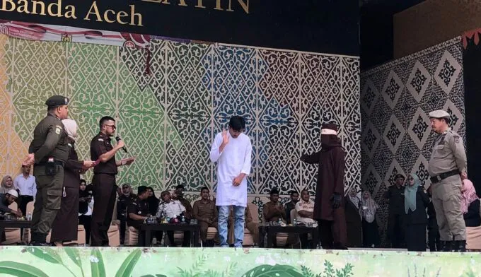 Dua Sejoli Dihukum Cambuk 100 Kali Karena Zina