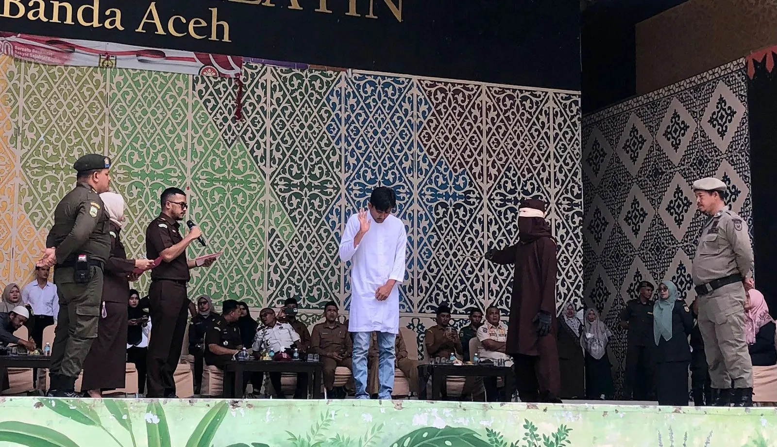 Dua Sejoli Dihukum Cambuk 100 Kali Karena Zina