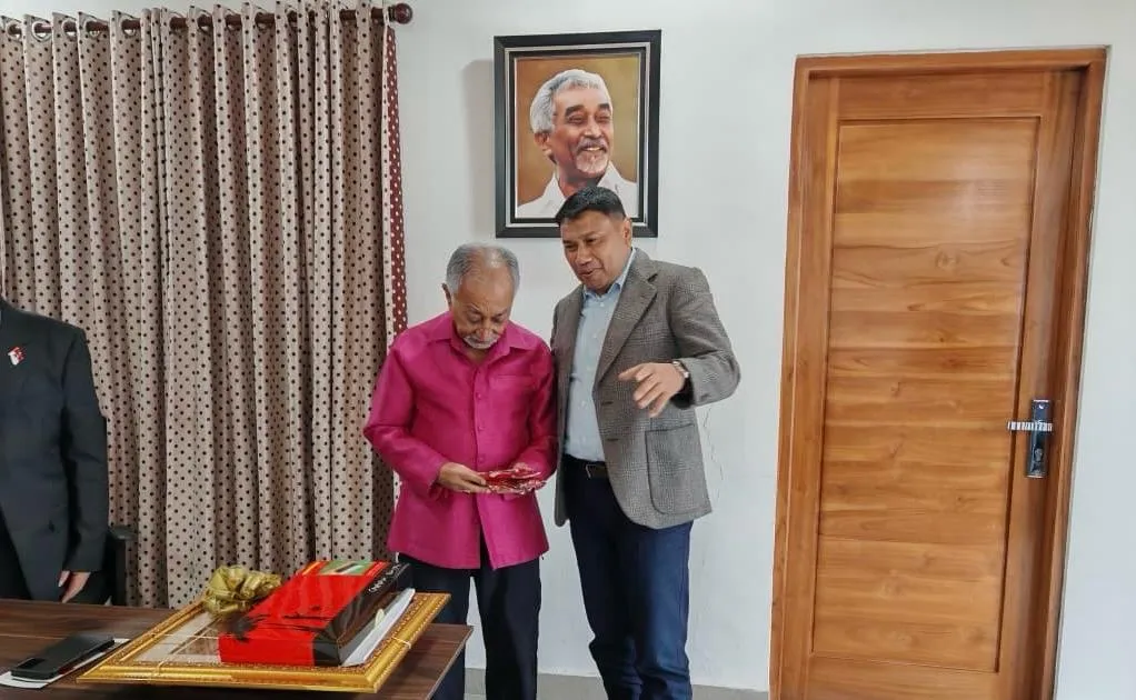 Juanda Djamal bersama Perdana Menteri pertama Timor Leste, Mari Al katiri. | Dok. Untuk PUNCA.CO