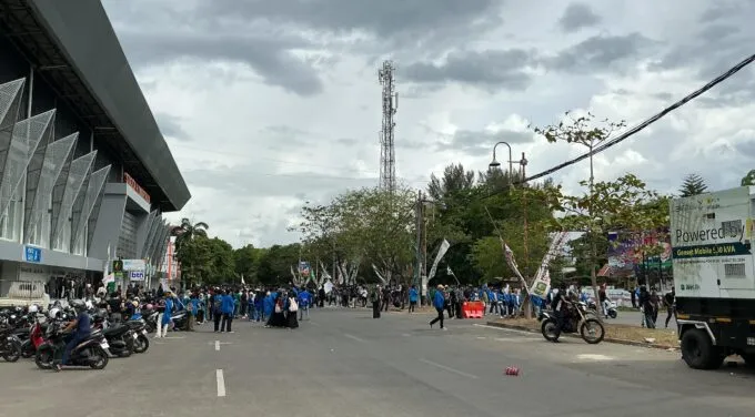 Massa Aksi Tolak Pergub JKA Mulai Berkumpul di Stadion H. Dirmuthala Lampineung