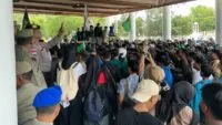 Massa Janji Tak Tinggalkan Kantor Gubernur Sebelum Pergub JKA Dicabut