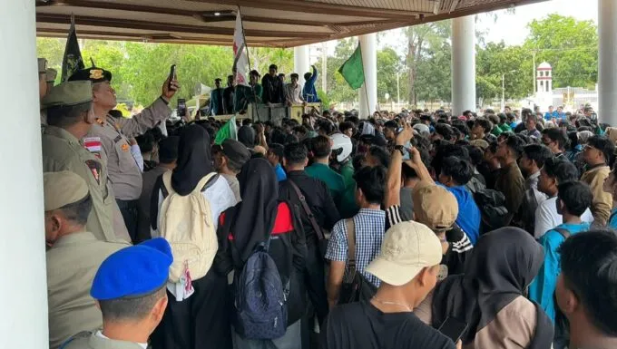 Massa Janji Tak Tinggalkan Kantor Gubernur Sebelum Pergub JKA Dicabut