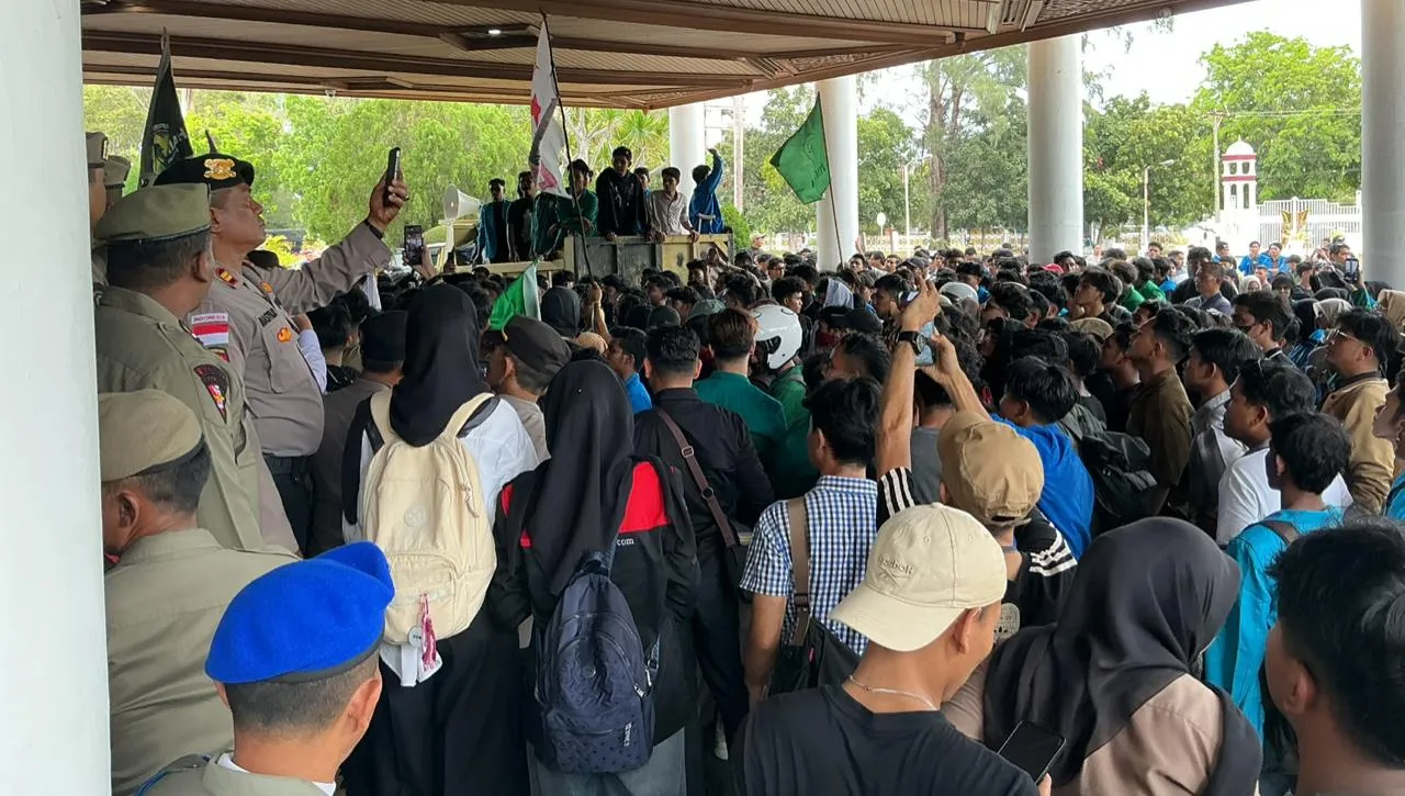 Massa Janji Tak Tinggalkan Kantor Gubernur Sebelum Pergub JKA Dicabut