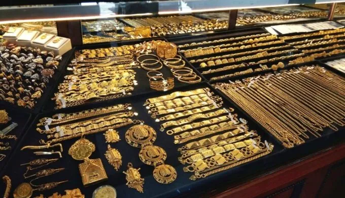 Harga Emas Perhiasan dan Antam Kompak Melemah