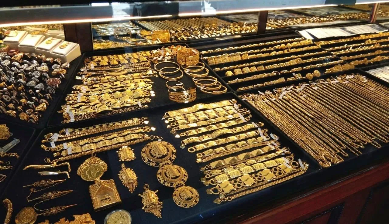 Harga Emas Perhiasan dan Antam Kompak Melemah