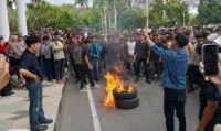 Kembali Datangi Kantor Gubernur, Massa Aksi Bakar Ban dan Tuntut Pergub JKA Dicabut