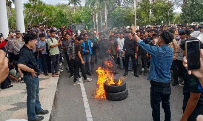 Kembali Datangi Kantor Gubernur, Massa Aksi Bakar Ban dan Tuntut Pergub JKA Dicabut