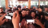 Massa Aksi Tolak Pergub JKA Putuskan Nginap di Halaman Kantor Gubernur Aceh