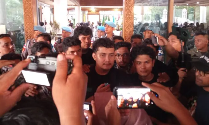 Massa Aksi Tolak Pergub JKA Putuskan Nginap di Halaman Kantor Gubernur Aceh