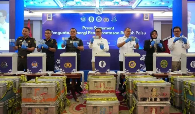 BI dan Polri Musnahkan 466 Ribu Lembar Uang Palsu