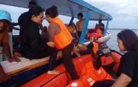 Boat Wisata Terbalik Diterjang Angin di Ujong Pancu, Delapan Penumpang Dievakuasi Selamat