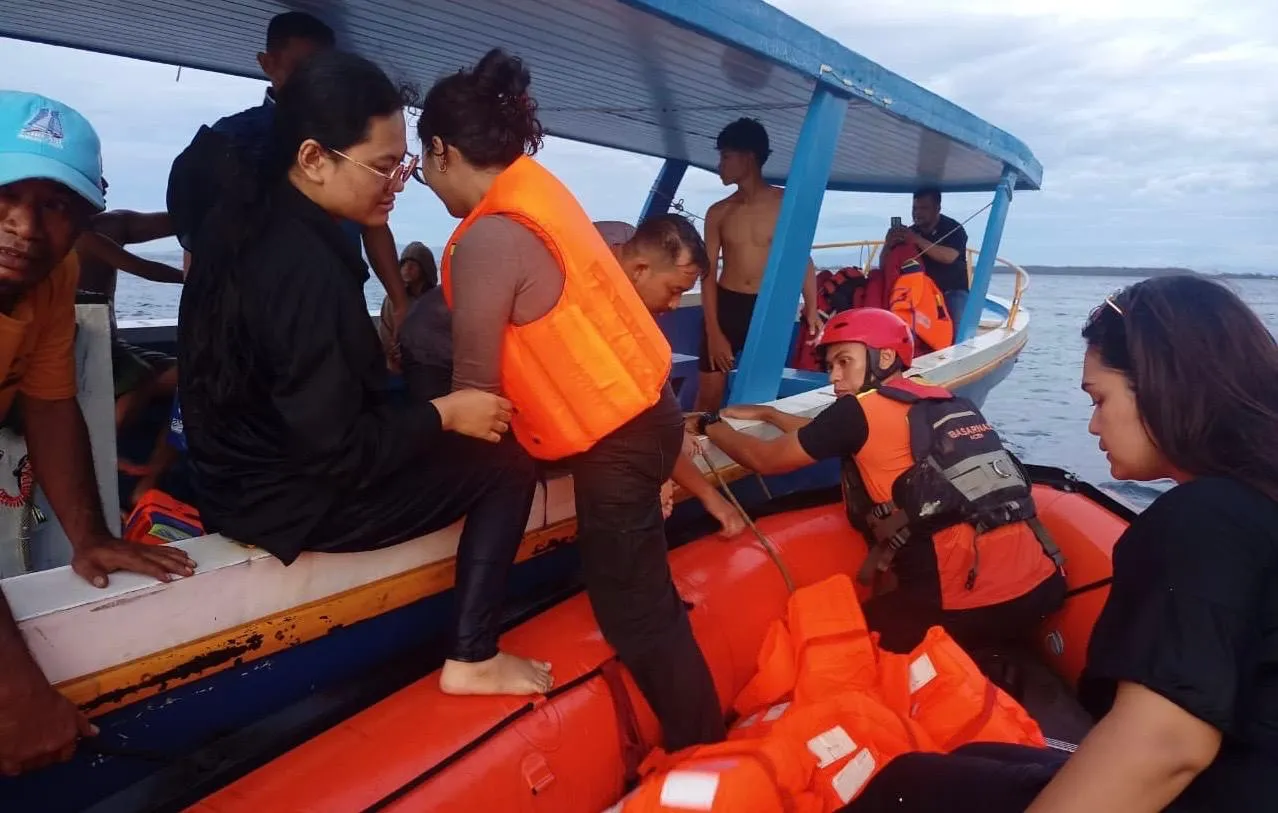 Boat Wisata Terbalik Diterjang Angin di Ujong Pancu, Delapan Penumpang Dievakuasi Selamat