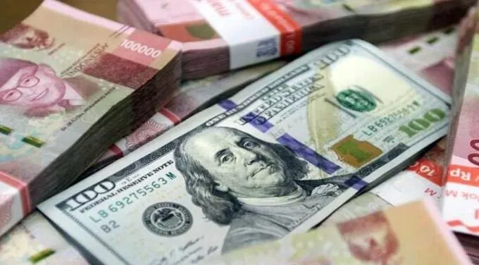Rupiah Dekati Rp18 Ribu per Dolar AS, Ekonom Ingatkan Risiko Tekanan Ekonomi