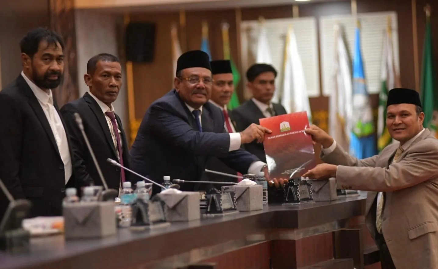 Gubernur Aceh Hadiri Paripurna DPRA Penyampaian Rekomendasi LKPJ 2025