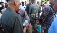 Warga Serbu Meuligoe Gubernur Aceh, Mualem Bagikan Uang Meugang dari Dana Pribadi